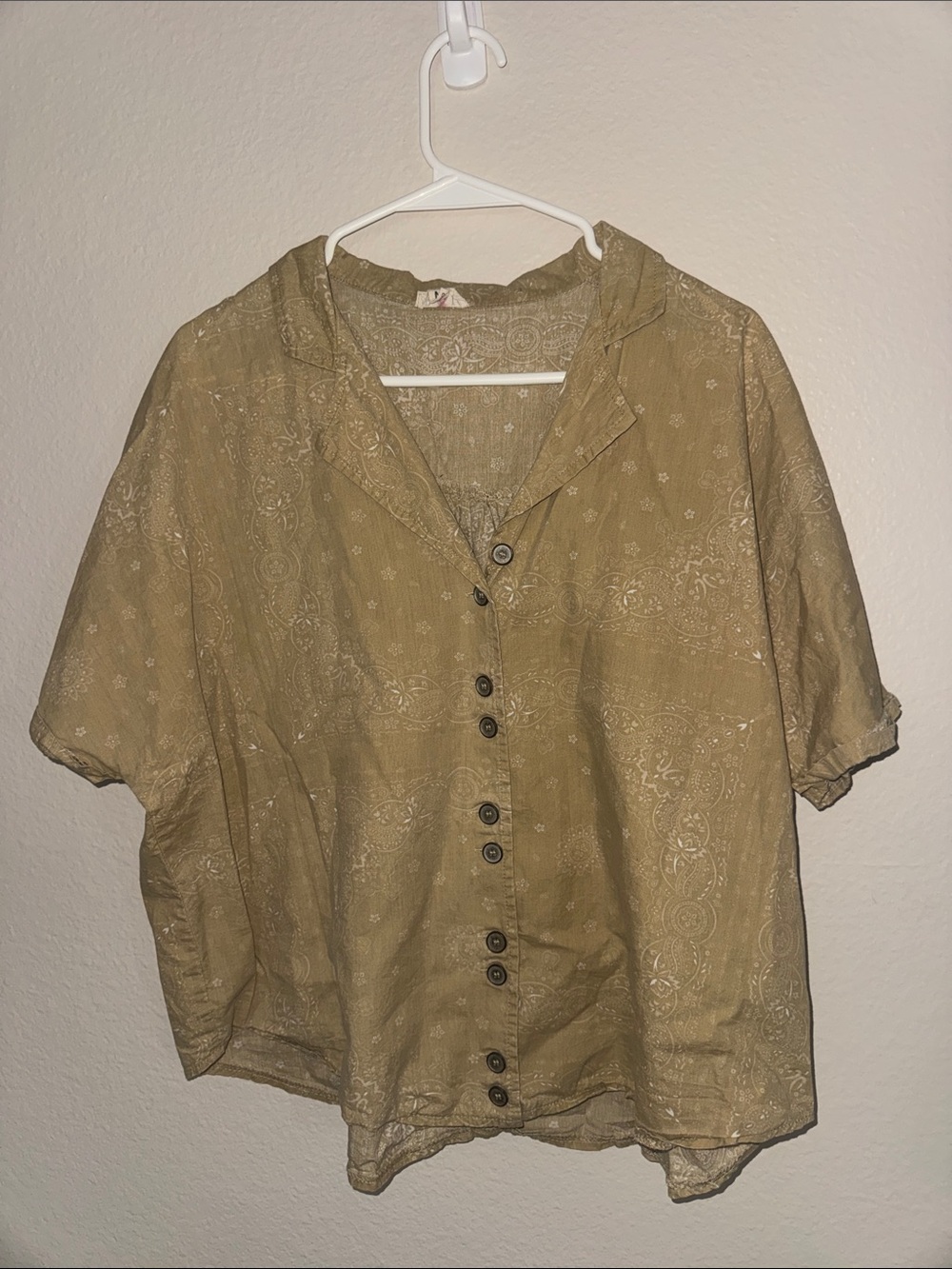 POL Relaxed Short-Sleeve Button-Down Shirt in Olive Green Paisley